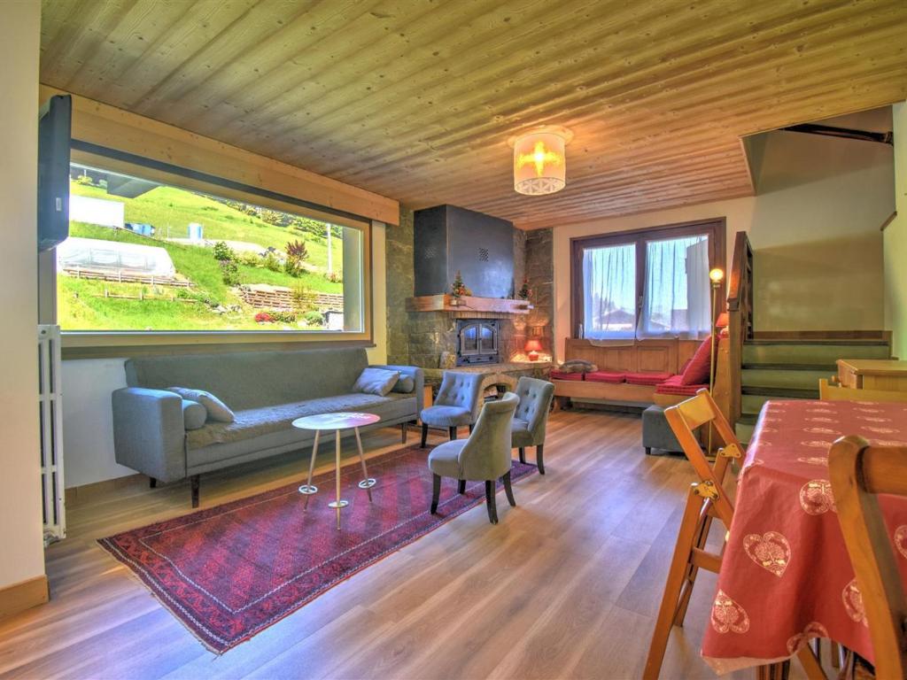 un salon avec un canapé et une table dans l'établissement Chalet spacieux à quelques pas du centre et des pistes de Morzine, avec cheminée et terrasse. - FR-1-524-18, à Morzine