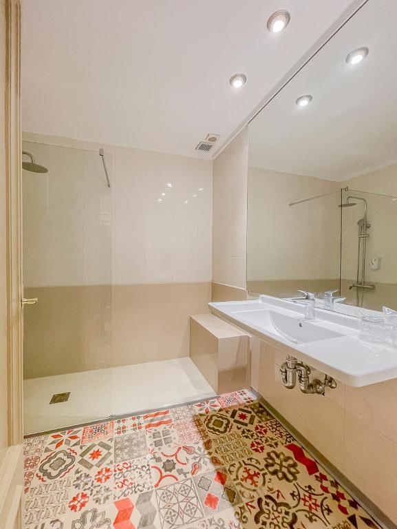 Kúpeľňa v ubytovaní Hostal Rodas Pamplona