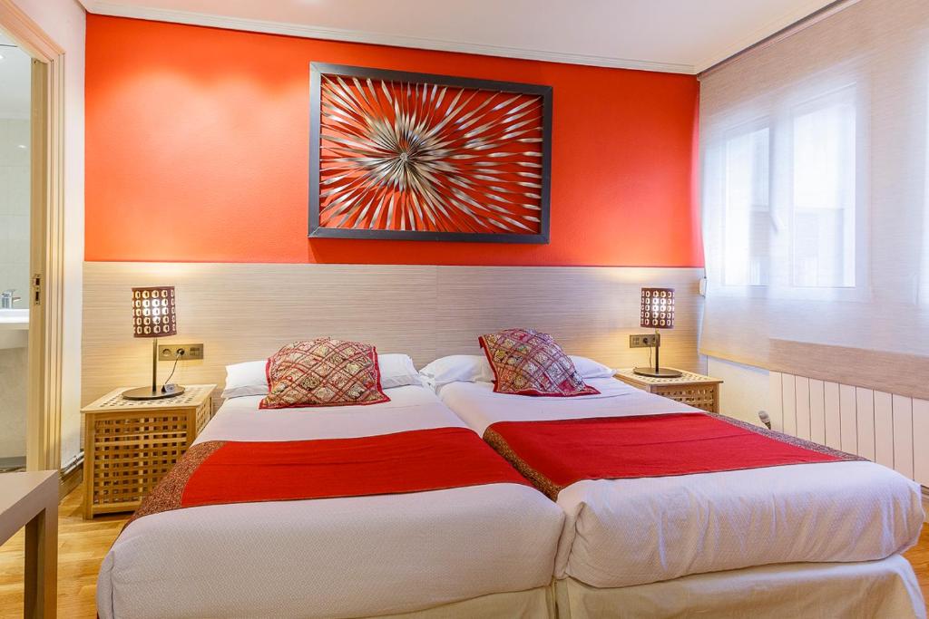 Posteľ alebo postele v izbe v ubytovaní Hostal Rodas Pamplona