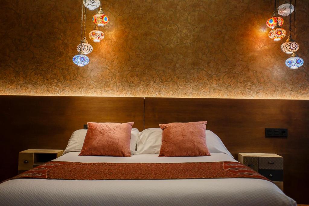 Posteľ alebo postele v izbe v ubytovaní Hostal Rodas Pamplona