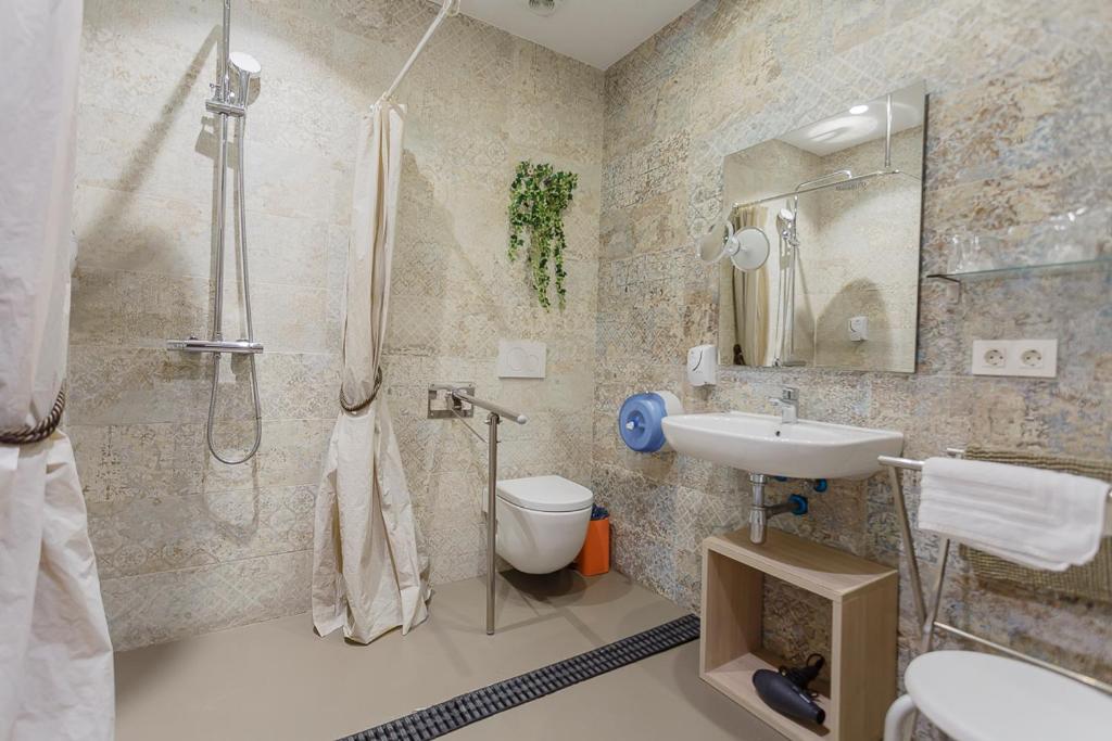 Kúpeľňa v ubytovaní Hostal Rodas Pamplona
