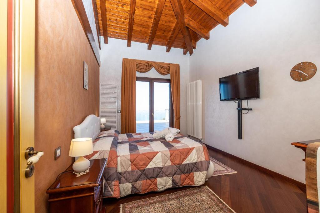 Zdjęcie z galerii obiektu Villa Rosaria con spa e piscina interna w mieście Gioiosa Marea