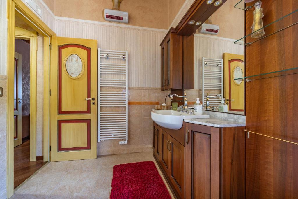 Zdjęcie z galerii obiektu Villa Rosaria con spa e piscina interna w mieście Gioiosa Marea
