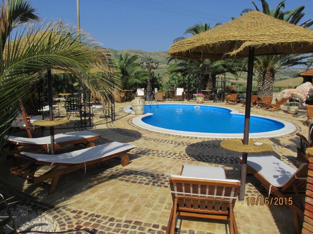 The swimming pool at or close to Agriturismo Reggia Saracena