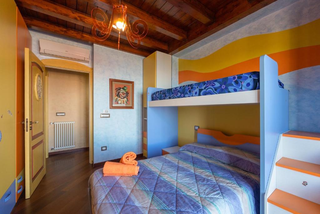 Zdjęcie z galerii obiektu Villa Rosaria con spa e piscina interna w mieście Gioiosa Marea