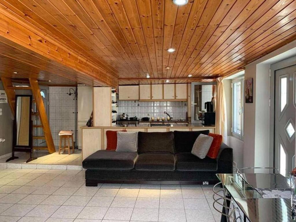sala de estar con sofá y cocina en Dolce Vita - In the heart of Lefkada - Lefkada BnB en Lefkada