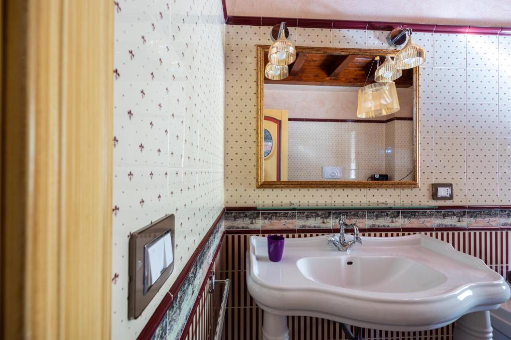 Zdjęcie z galerii obiektu Villa Rosaria con spa e piscina interna w mieście Gioiosa Marea