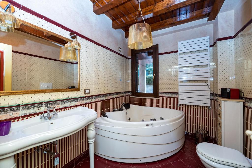 Zdjęcie z galerii obiektu Villa Rosaria con spa e piscina interna w mieście Gioiosa Marea