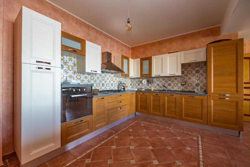 Zdjęcie z galerii obiektu Villa Rosaria con spa e piscina interna w mieście Gioiosa Marea