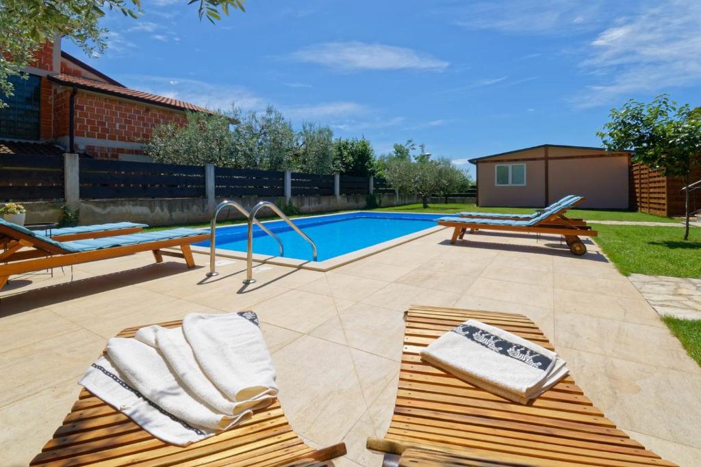 basen z 2 salonami i basen w obiekcie Apartment Maritea by Rent Istria w mieście Umag
