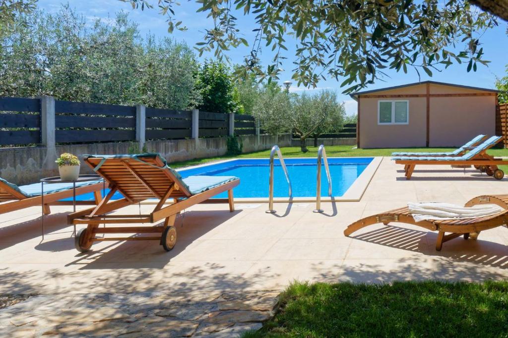 Basen w obiekcie Apartment Maritea by Rent Istria lub w pobliżu