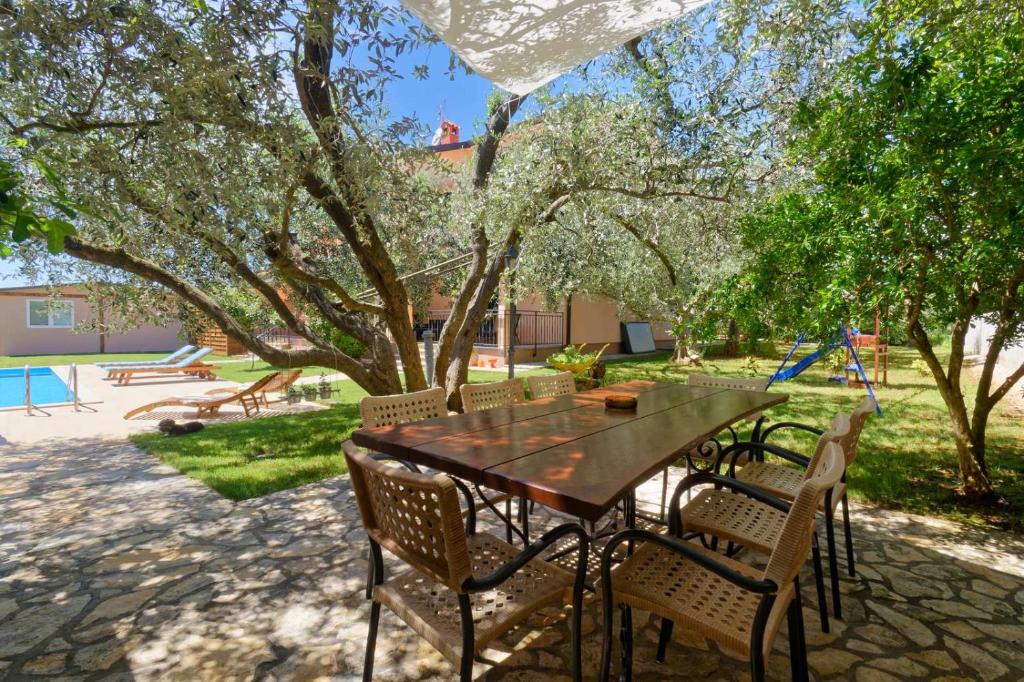 Ogród w obiekcie Apartment Maritea by Rent Istria