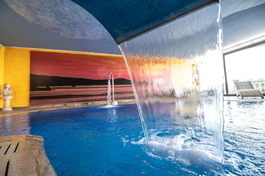 Zdjęcie z galerii obiektu Villa Rosaria con spa e piscina interna w mieście Gioiosa Marea