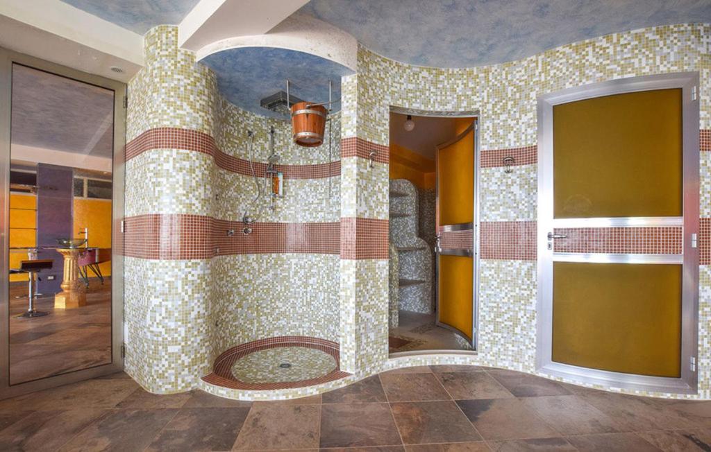 Zdjęcie z galerii obiektu Villa Rosaria con spa e piscina interna w mieście Gioiosa Marea