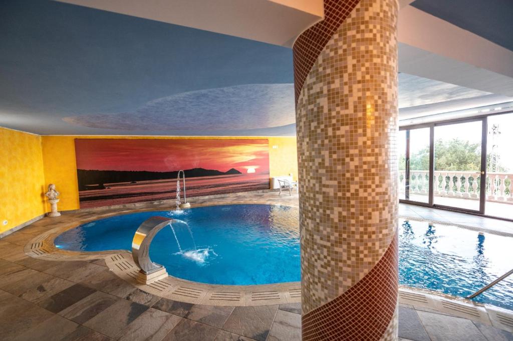 Zdjęcie z galerii obiektu Villa Rosaria con spa e piscina interna w mieście Gioiosa Marea