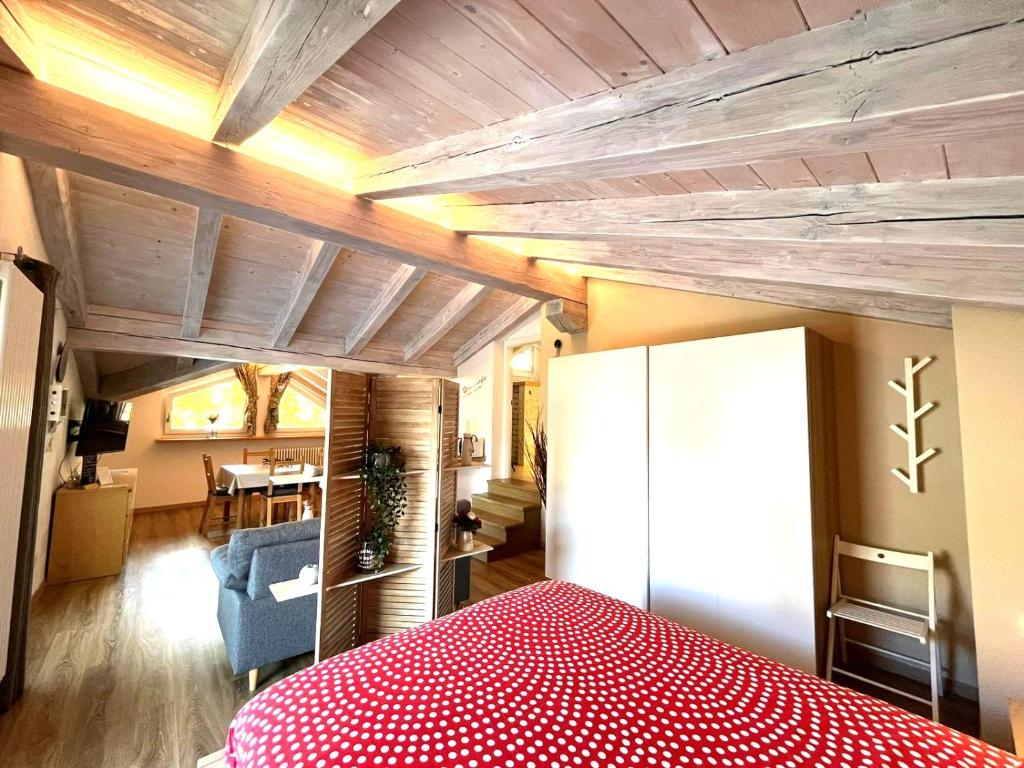 Pokój z białą lodówką i kuchnią w obiekcie Il loft di Angela - You & Me case vacanza w Aoście