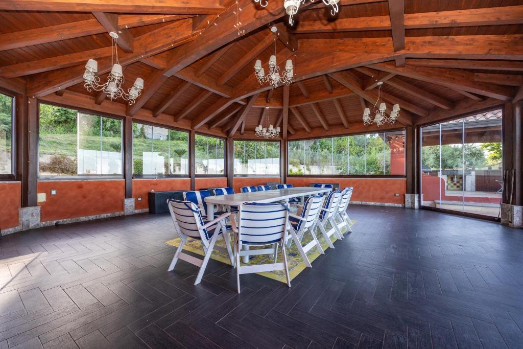 Zdjęcie z galerii obiektu Villa Rosaria con spa e piscina interna w mieście Gioiosa Marea