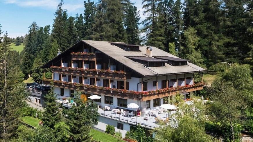 uma vista aérea de uma casa grande com árvores em Hotel Mont Floris Obereggen em Obereggen