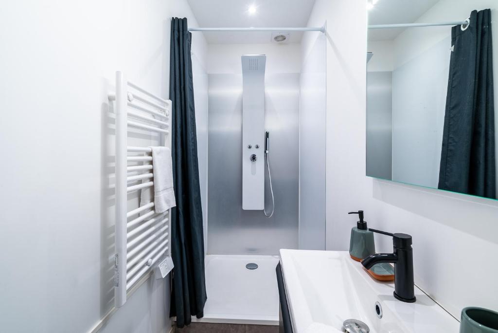 Kúpeľňa v ubytovaní Mon Appart'hôtel - Gare de Limoges - Appartement familial - Parking en supp