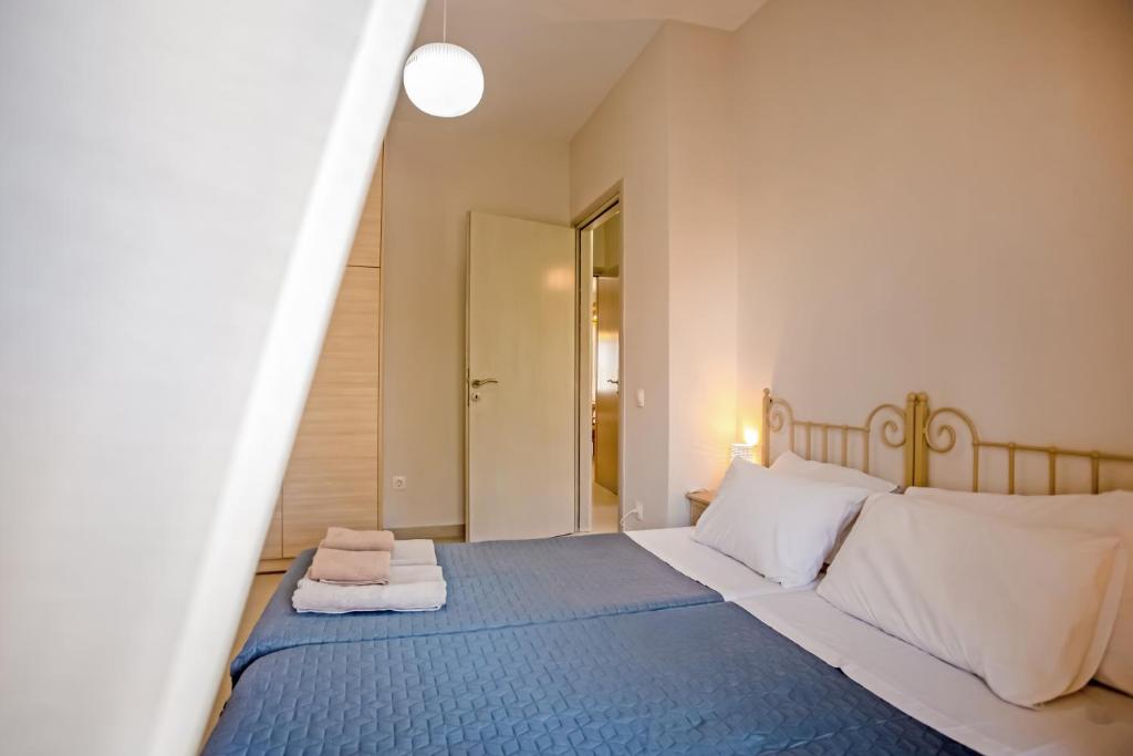 A bed or beds in a room at Cosmos Villas Spyridoula
