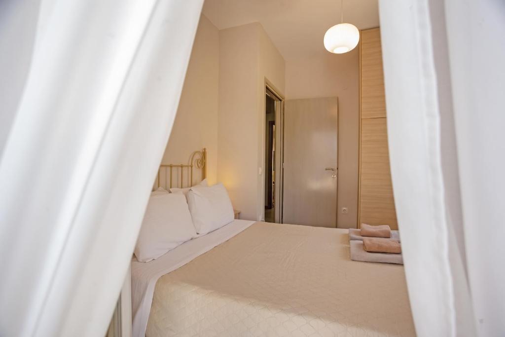 A bed or beds in a room at Cosmos Villas Spyridoula