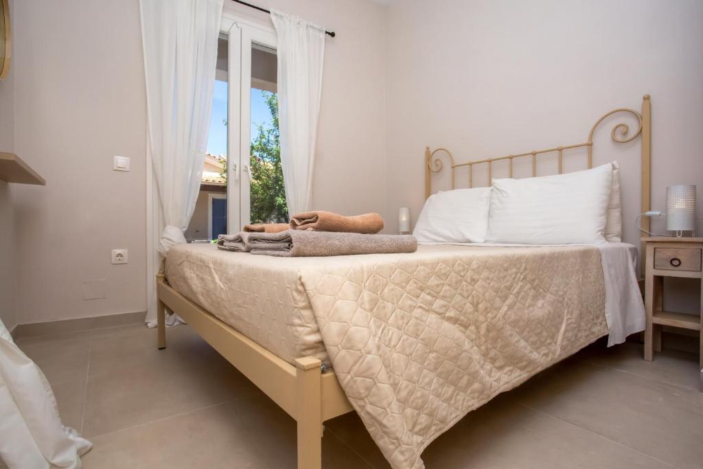 A bed or beds in a room at Cosmos Villas Spyridoula