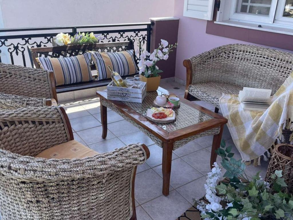 - un salon avec des chaises en osier et une table basse dans l'établissement Aithrea's HOMES in Pastida Rhodes, à Pastida