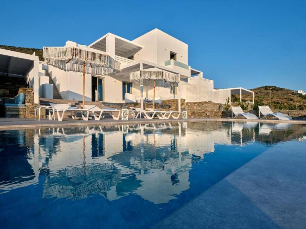 Bazén v ubytovaní La Vitalite Luxury Villa Mer in Paros alebo v jeho blízkosti