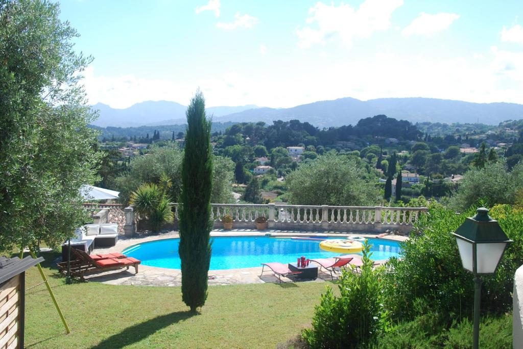- une piscine dans une cour avec vue dans l'établissement L'Orangeraie, à Mougins