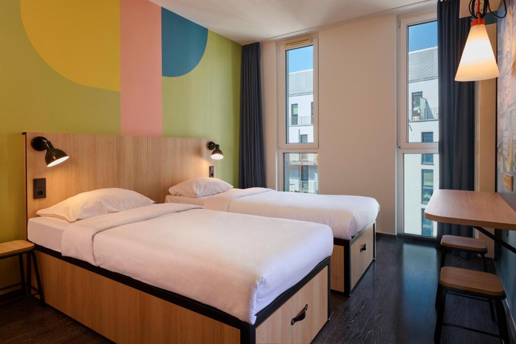 Cama ou camas em um quarto em Generator Berlin Alexanderplatz