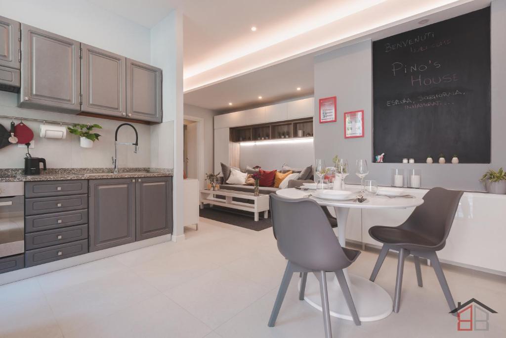 Η κουζίνα ή μικρή κουζίνα στο Pino House l BB Apartments Trieste