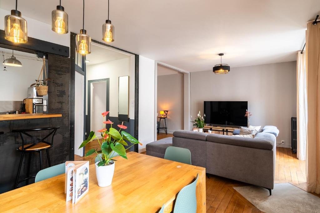 Televízia a/alebo spoločenská miestnosť v ubytovaní Mon Appart'hôtel - Gare de Limoges - Appartement familial - Parking en supp