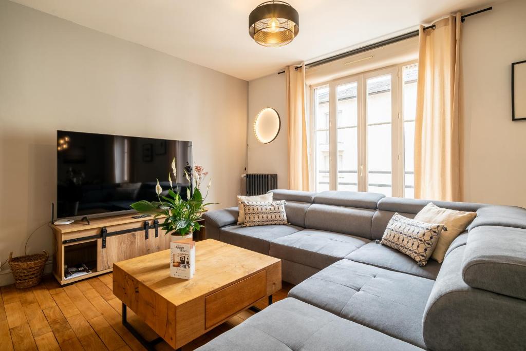 Televízia a/alebo spoločenská miestnosť v ubytovaní Mon Appart'hôtel - Gare de Limoges - Appartement familial - Parking en supp
