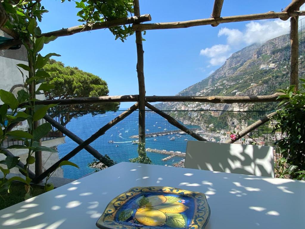un plato en una mesa con vistas al agua en Bellavista su Amalfi, en Amalfi