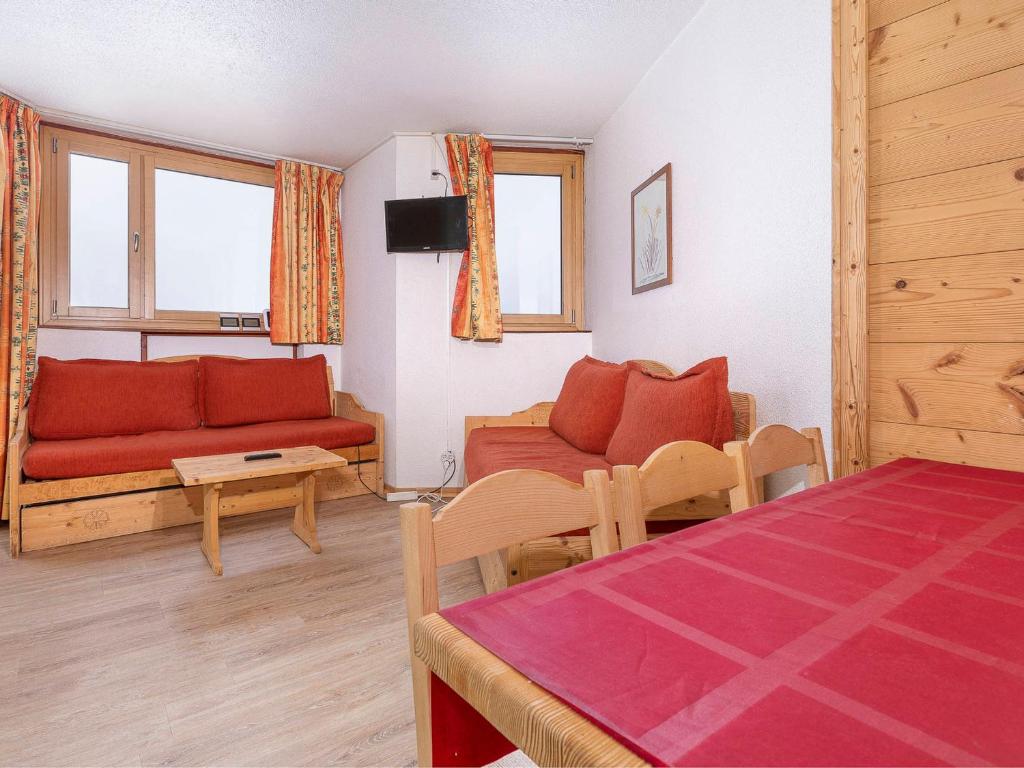 ein Wohnzimmer mit einem Sofa und einem Tisch in der Unterkunft Appartement Avoriaz, 2 pièces, 5 personnes - FR-1-314-183 in Avoriaz