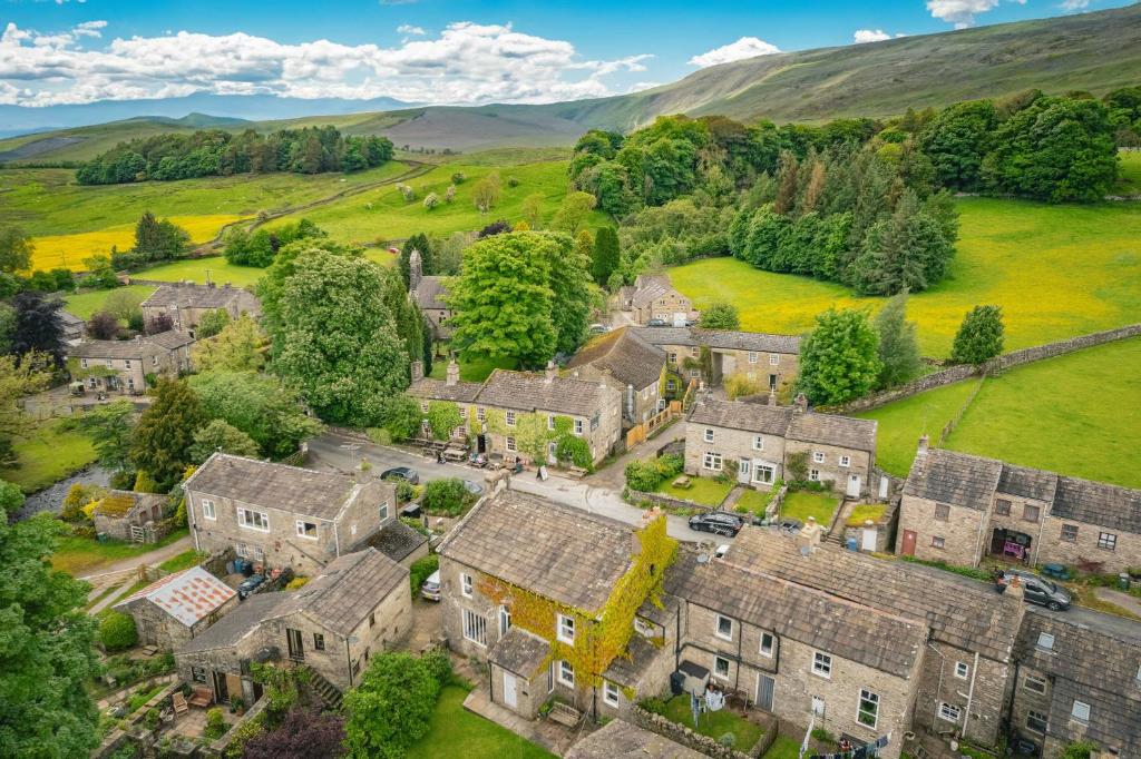 una vista aérea de un pueblo con casas en The Green Dragon at Hardraw, en Hardraw