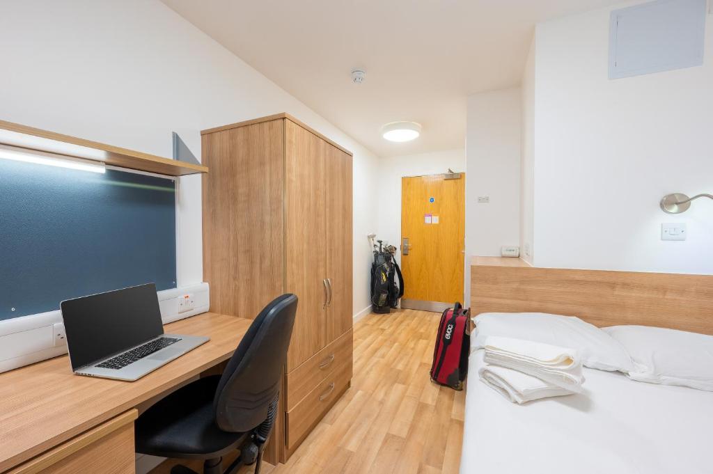 Postel nebo postele na pokoji v ubytování UHI Fort William - Campus Accommodation