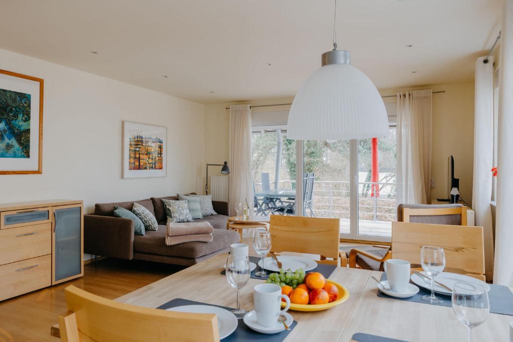 a kitchen and living room with a table and chairs at Ferienhaus Hilde in Meersburg