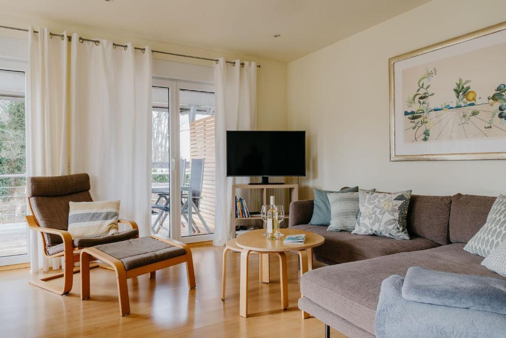 un salon avec un canapé et une table dans l'établissement Ferienhaus Emil, à Meersburg