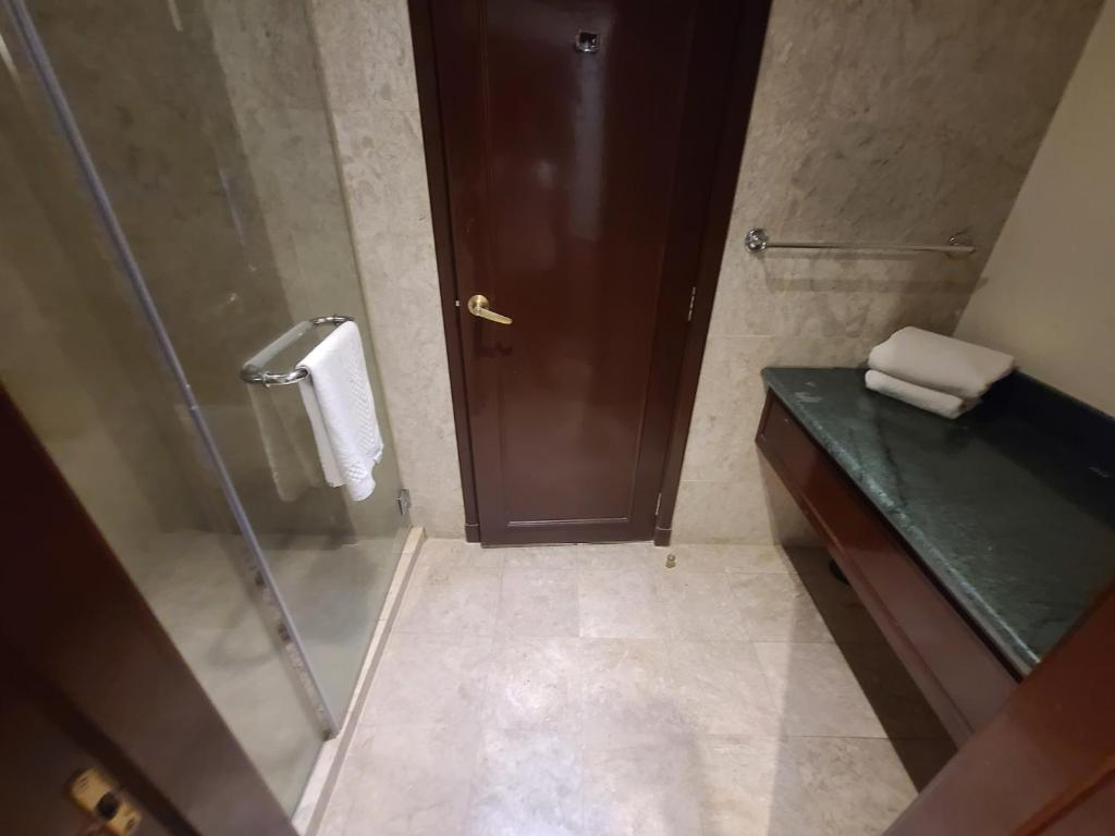 Koupelna v ubytování KL Time Square Hotal Sarvice Suite