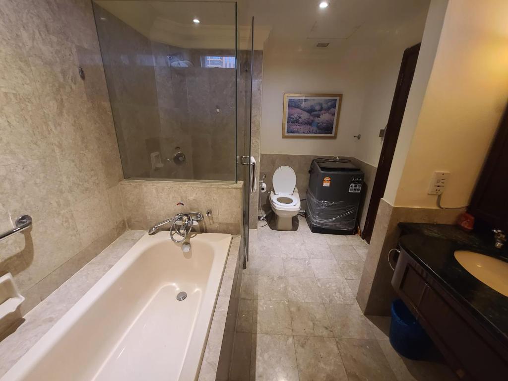 Koupelna v ubytování KL Time Square Hotal Sarvice Suite