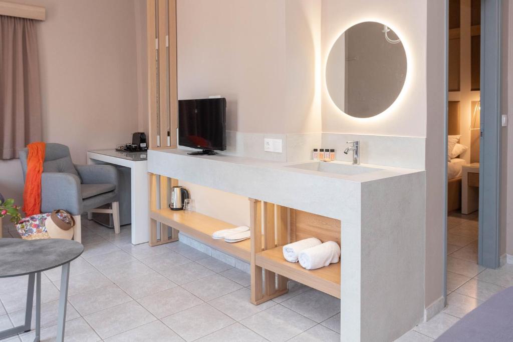 TV a/nebo společenská místnost v ubytování Lino Mare Boutique Hotel