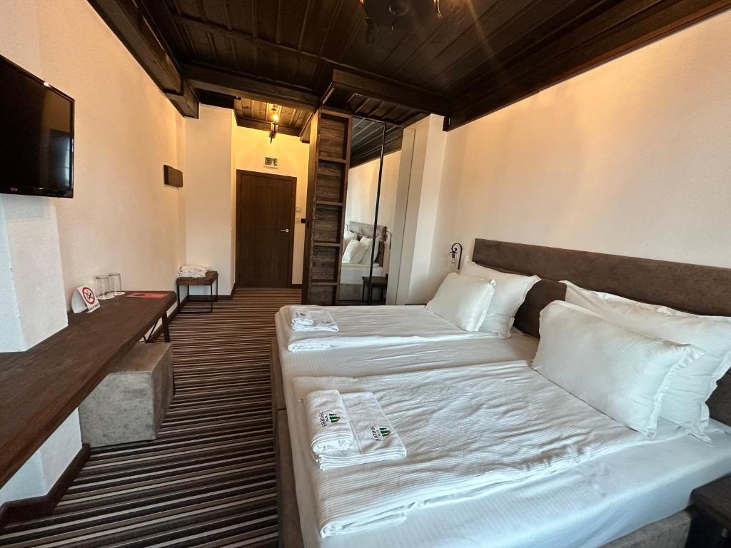 Postel nebo postele na pokoji v ubytování Hotel Leshten