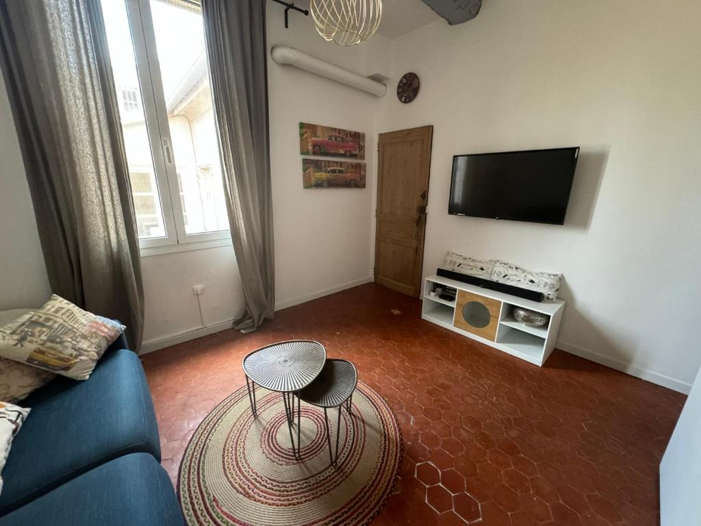 Μια τηλεόραση ή/και κέντρο ψυχαγωγίας στο Cosy apartment Right in Cours Mirabeau