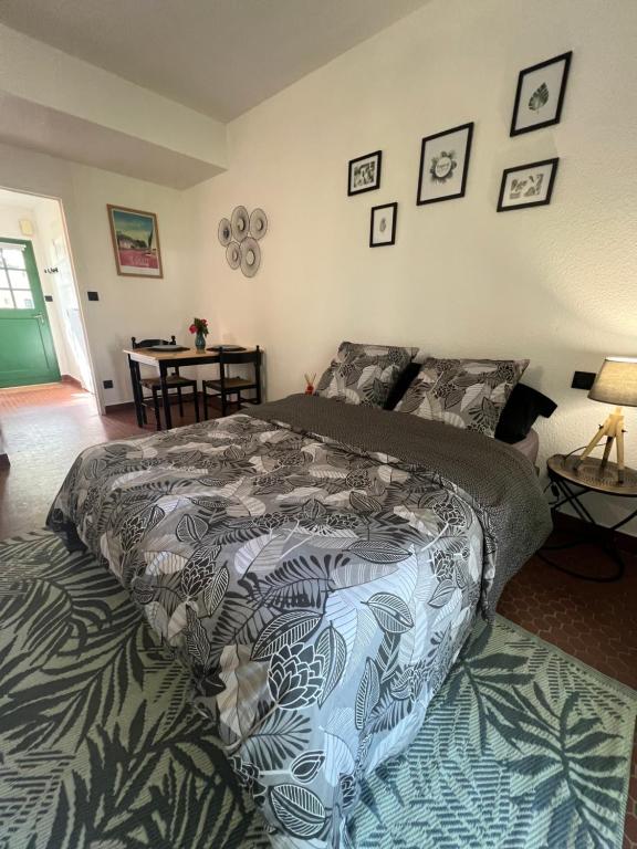 une chambre avec un lit avec une couette dessus dans l'établissement Studio Cosy, à Ploemel