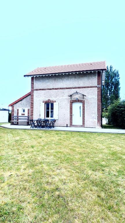 un grand bâtiment en briques avec une pelouse devant lui dans l'établissement PN 84, Maison 4-6 personnes , jardin , plage et centre ville à 15 min à pied, à Houlgate