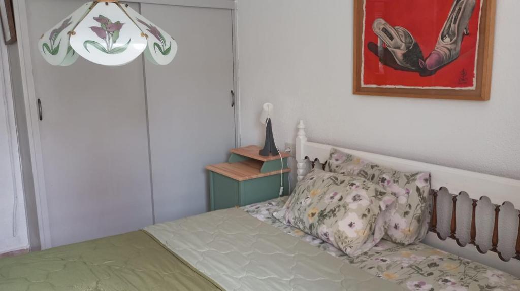 1 dormitorio con 1 cama y una foto en la pared en Coty's Beach, en Benalmádena