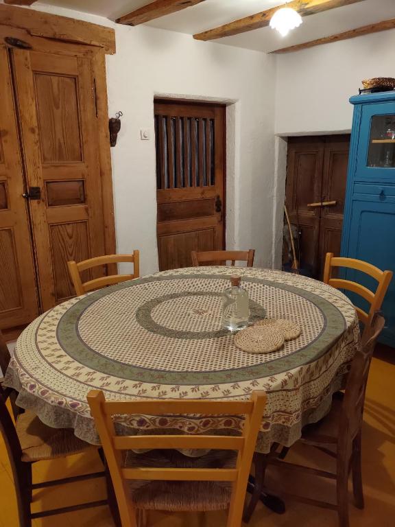 une salle à manger avec une table et des chaises dans l'établissement Une maison en pleine nature, à Cubelles