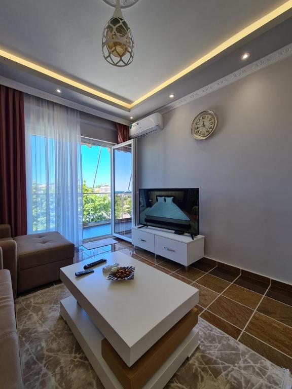 TV a/nebo společenská místnost v ubytování Modern Apartment by the Beach Fishta Q5 23