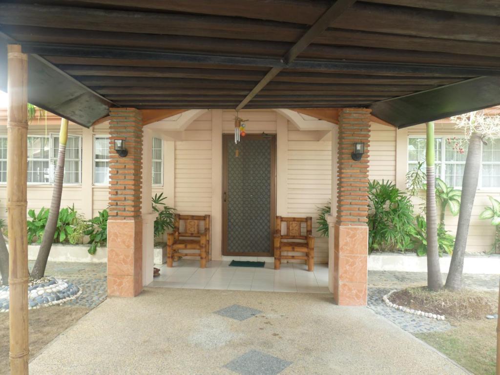 セブシティにあるMactan Cebu Houseの木造屋根の家の玄関